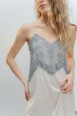 Camisón corto color beige con detalle de puntilla blanca en escote y ruedo, de breteles finos.