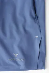 Short deportivo azul con calza biker interna, confeccionado en tejido funcional DryMove™ que ayuda a absorber el sudor. Cuenta con cintura elástica con cordón de ajuste, bolsillos laterales con cierre, abertura lateral en el bajo y logo estampado en la pierna.