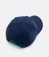 Gorra azul marino de algodón con visera curva y cierre snapback. Presenta un parche bordado con el personaje Zé Carioca.