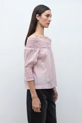 Blusa rosa claro de manga larga con escote Bardot fruncido y elástico en puños.