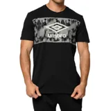 Remera de hombre negra con estampado gráfico y logo de Umbro en el pecho.