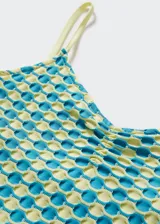 Vestido corto entallado con estampado de círculos en color celeste y crema, con tirantes finos color crema y escote en pico.