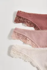 Pack de tres colaless de algodón acanalado con detalle de encaje en la cintura.