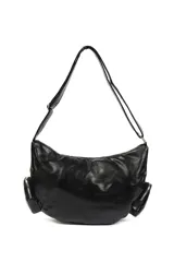 Bolso bandolera color marrón de cuero sintético con correa ajustable y bolsillo externo con cierre.