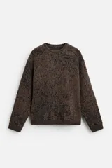 Sweater marrón con diseño jacquard pixelado en negro, de corte recto, cuello redondo y mangas largas con terminaciones en rib.