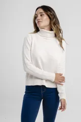 Polera color crudo de tejido suave con cuello alto y corte ajustado.