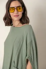 Blusa italiana color verde militar, de lino y algodón, con calado en los costados y espalda, calce holgado y dos bolsillos delanteros.