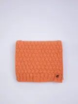 Bufanda rectangular color naranja de tejido de punto con diseño texturizado.