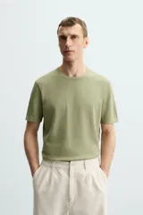 Camiseta verde oliva de punto, corte recto, con cuello redondo y mangas cortas.