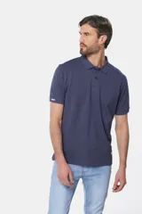 Remera polo piqué lisa color salmón, con cuello en rib y botones personalizados.