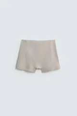 Conjunto de pijama color gris compuesto por una camiseta sin mangas de corte ajustado y un bóxer corto con cintura elástica y botones.