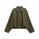 Campera bomber marrón de efecto ante, con cuello clásico, cierre frontal con cremallera y mangas largas.