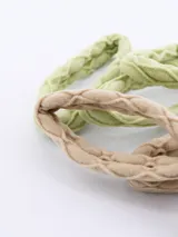 Pack de seis coleros elásticos para el pelo, color verde y beige, con textura acanalada.