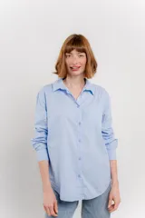 Camisa celeste de algodón con corte clásico, manga larga y bolsillo en el pecho.