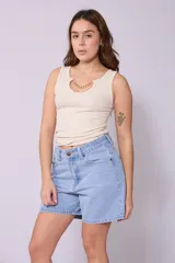 Short de jean celeste de tiro alto y corte recto.