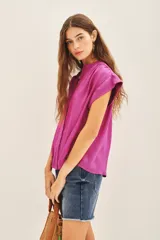 Camisa color crudo de corte amplio con mangas cortas y cuello mao, confeccionada en viscosa y modal.