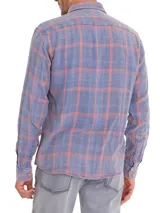 Camisa de manga larga RKF modelo Bradford, con patrón a cuadros en tonos marrón y beige. Cuenta con cuello camisero, cierre con botones, dos bolsillos en el pecho con tapeta y botón de madera, y corte modern fit.