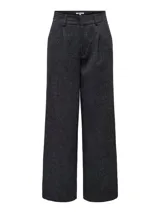 Pantalón de pierna ancha gris oscuro con diseño de espiga. Cuenta con cierre frontal con botón y bolsillos laterales.