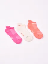 Pack de tres pares de soquetes tobilleros en colores rosa, blanco y naranja, con detalle de una línea horizontal en el borde superior.