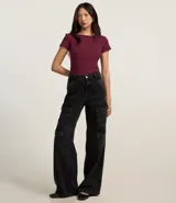 Blusa de rib color borgoña, con escote canoa y mangas cortas.