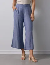 Pantalón crop de lino color azul con pretina trasera elastizada y bolsillos delanteros.