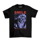 Remera negra de algodón con estampado del Joker con una cámara y la frase "Smile. This could be your last time".