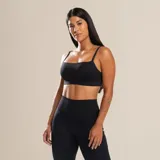 Top deportivo negro sin costuras, con elástico embutido en el bajo busto y los tirantes. Confeccionado en poliamida biodegradable con forro en el mismo tejido principal y abertura para bojo (no incluido).