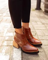 Botines de cuero color marrón con cierre lateral, punta fina y taco de madera.