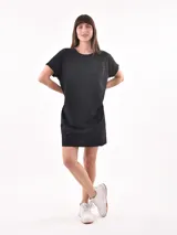 Vestido negro de corte recto, con mangas cortas y bolsillo en el pecho.