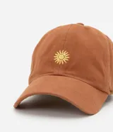 Gorra color marrón con visera curva y bordado de un sol amarillo en el frente.