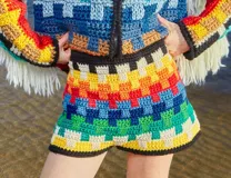 Short tejido a crochet con diseño geométrico multicolor.