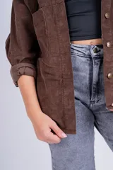 Sobrecamisa de pana color marrón con botones delanteros y corte relajado.