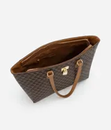 Bolso shopper grande de cuero sintético color marrón con estampado de triángulos negros. Tiene doble asa de mano color marrón, cierre superior con cremallera y detalle de candado decorativo dorado.
