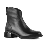Bota corta negra de cuero con punta cuadrada y cierre lateral. El taco es geométrico con detalle plateado.