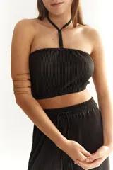 Top bandeau plateado con textura plisada y cuello halter fino.