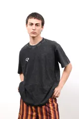 Remera negra de algodón con estampa de un girasol y texto en la espalda. Corte clásico y mangas cortas.