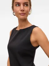 Vestido corto negro sin mangas con cuello redondo y corte recto. Confeccionado en tejido plano con mezcla de poliéster y elastano.