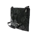 Bandolera negra con diseño geométrico facetado, cierre superior con cremallera y correa de hombro ajustable.
