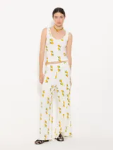 Pantalón palazzo blanco con estampado de limones, confeccionado en ribb con cintura elastizada.