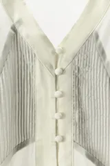 Top fluido color verde agua, de escote pico y tirantes anchos. Detalle de acabados satinados a contraste y bajo asimétrico con volados.