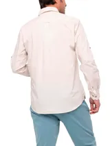 Camisa manga larga de hombre Rkf Galiton color salmón, confeccionada en algodón orgánico. Tiene cuello italiano, calce regular, cierre con botones de madera, bolsillo en el pecho con logo bordado y mangas ajustables con botones.