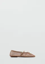 Zapato tipo bailarina color rojo, de malla con lazo decorativo y cierre de tira con hebilla.