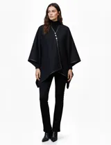 Ruana negra de tejido suave, con borde ribeteado en eco cuero y cierre frontal con botones metálicos dorados.