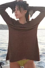 Blusa de punto color marrón, de manga larga con pequeñas aberturas en los laterales y puños.