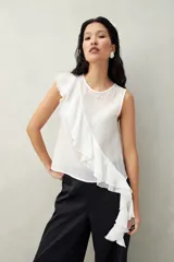 Top blanco de tencel sin mangas, de corte asimétrico, con volados en diagonal.