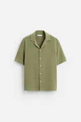 Camisa verde oliva de manga corta con cuello bowling, corte relaxed fit y cierre frontal con botones.