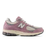 Championes New Balance U2002 color lila con detalles en gris y blanco.