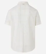 Camisa de manga corta color crema con textura cuadriculada con lesie, cuello inglés y abotonado delantero.