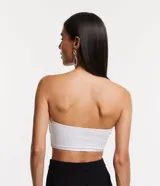 Top cropped blanco de crepé, sin breteles, con busto redondeado y cutout delantero.