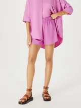 Short rosa con cintura elástica.
